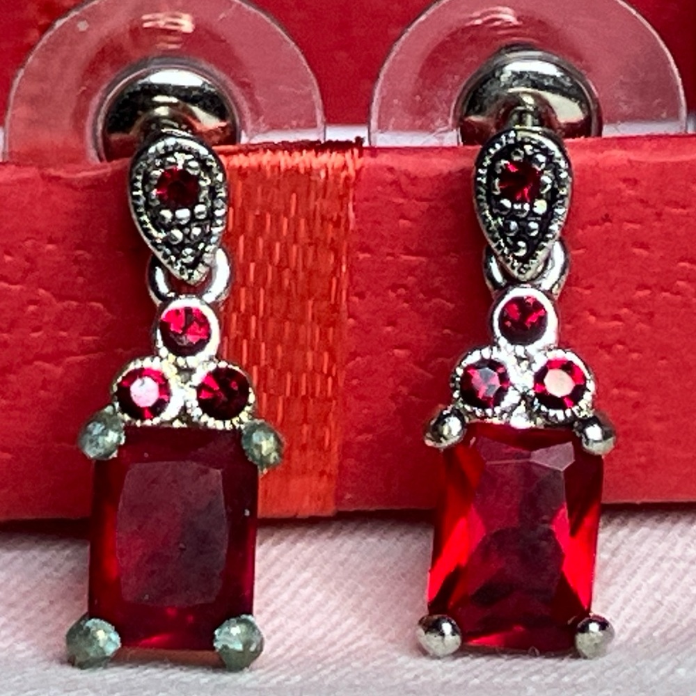 Vintage Blood Red Glass Earrings Silver Tone Drop Style Gothic Vampire Attire